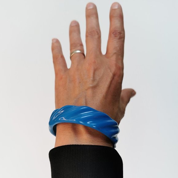 Blue Twist Plastic Vintage Bangle - Picture 4 of 12